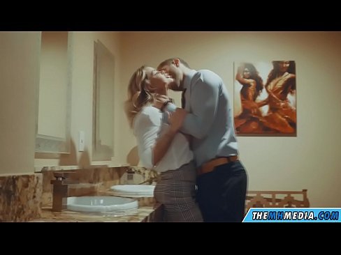 ❤️ Kiedy biuściasta blondynka uwodzi cię w publicznej toalecie ❤️ Hard porn at us